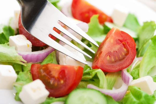 Frischer Salat und Gabel — Stockfoto