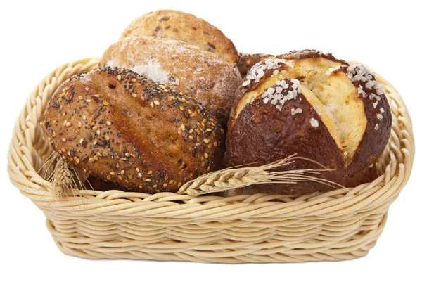 Zdrowy chleb w kosz na białym tle — Zdjęcie stockowe