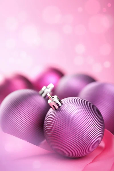 Paarse kerstballen — Stockfoto