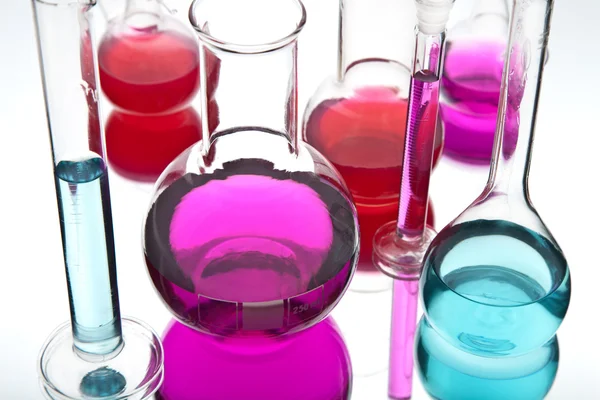 Vidros de laboratório com produtos químicos coloridos — Fotografia de Stock