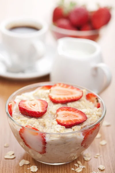 Petit déjeuner sain avec porridge — Photo