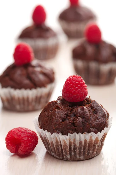 Muffins de chocolate com framboesa — Fotografia de Stock