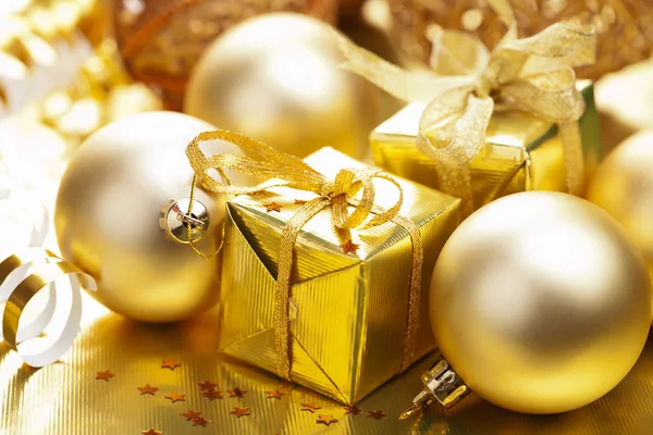 Prezenty świąteczne i dekoracje — Zdjęcie stockowe