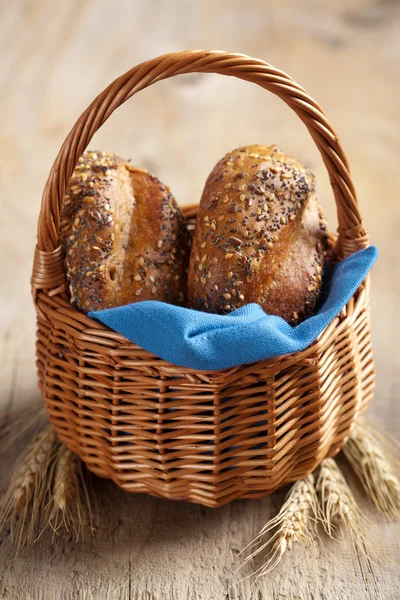 Frisk brød i kurv – stockfoto