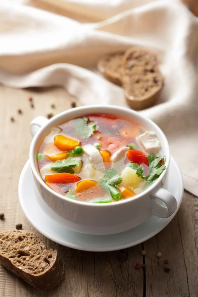 Куриный суп с овощами — стоковое фото