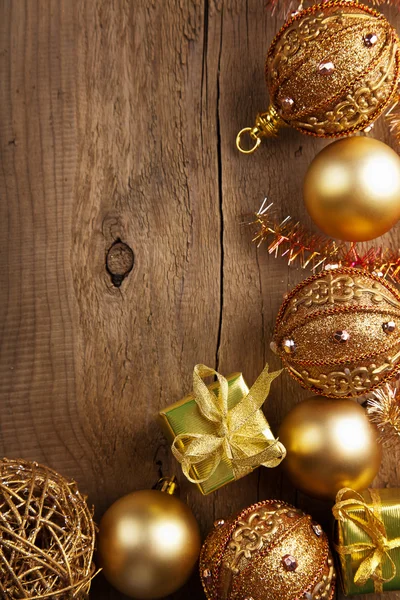 Kerstmis achtergrond met gouden decoratie — Stockfoto