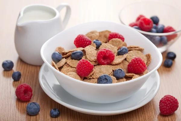 Cornflakes with fresh berries — Stock Photo, Image