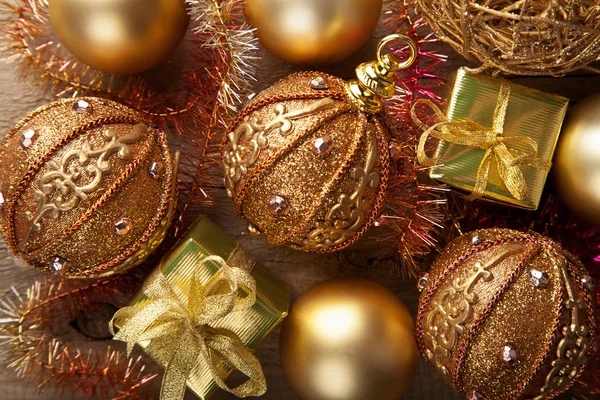 Weihnachtsgeschenke und Dekoration — Stockfoto