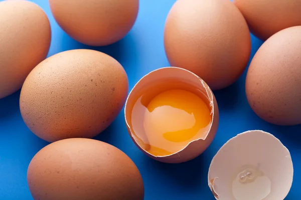 Huevos sobre azul — Foto de Stock