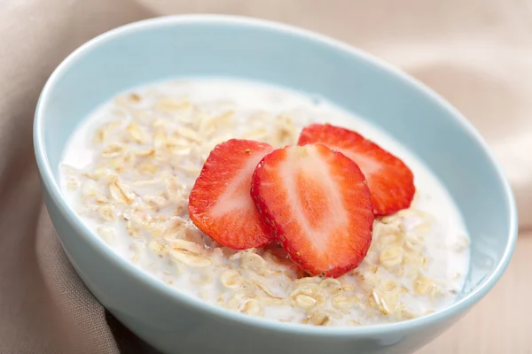 Cereal with fresh strawberry — Stock Photo, Image