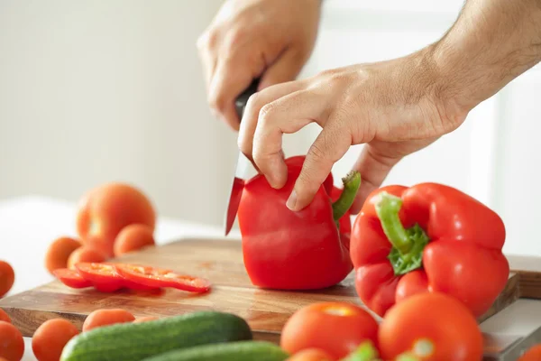 Hombre cortando verduras para ensalada —  Fotos de Stock