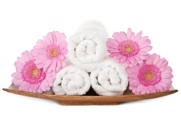 Ręczniki i kwiaty na białym tle Spa — Zdjęcie stockowe