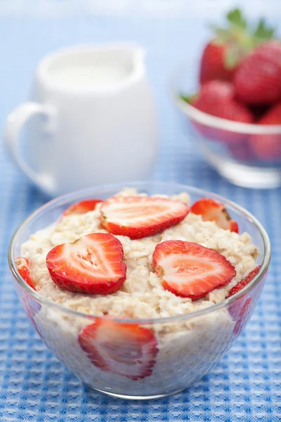 Healthy breakfast with porridge — Stock Photo, Image