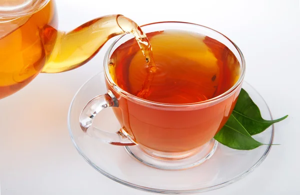 Tè versato nella tazza — Foto Stock