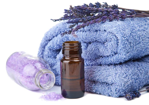 Handdoek en lavendel geïsoleerd — Stockfoto