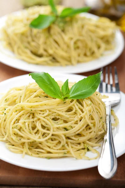 Pesto soslu spagetti. — Stok fotoğraf