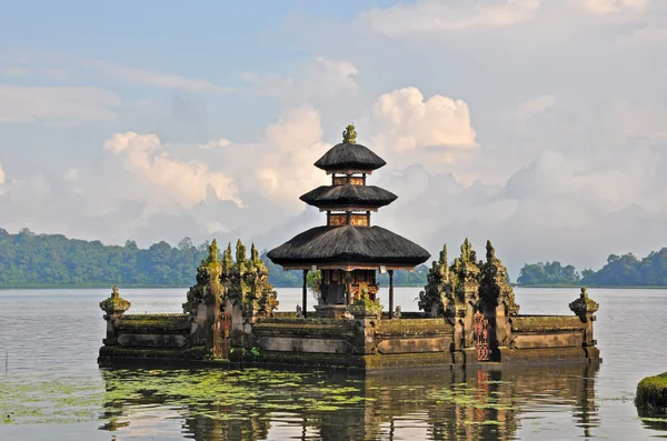 Magnifique temple Balinais Pura Ulun Danu sur le lac Bratan . — Photo
