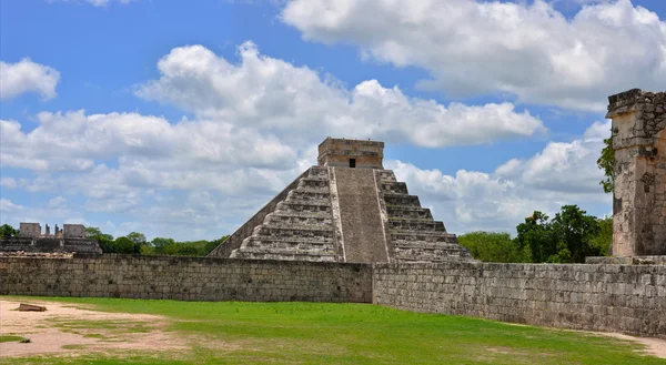 Chichen itza piramide, wonder van de wereld, mexico — Stockfoto