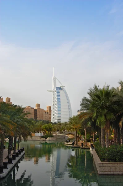 Burj al arab vanuit het madinat jumeirah — Stockfoto