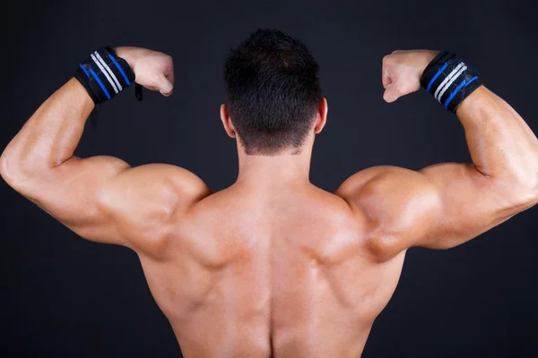 Uomo muscolare in posa con la schiena — Foto Stock