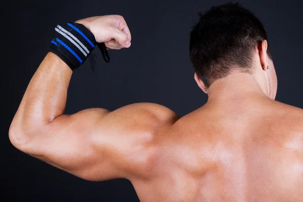Mão muscular do homem em preto — Fotografia de Stock