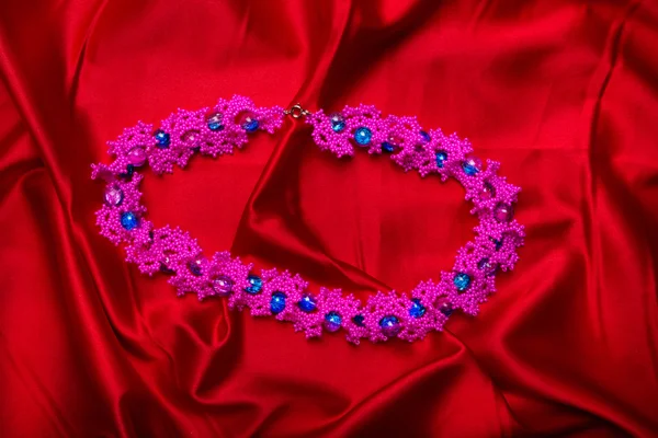 赤に分離されたピンクのイヤリング — ストック写真