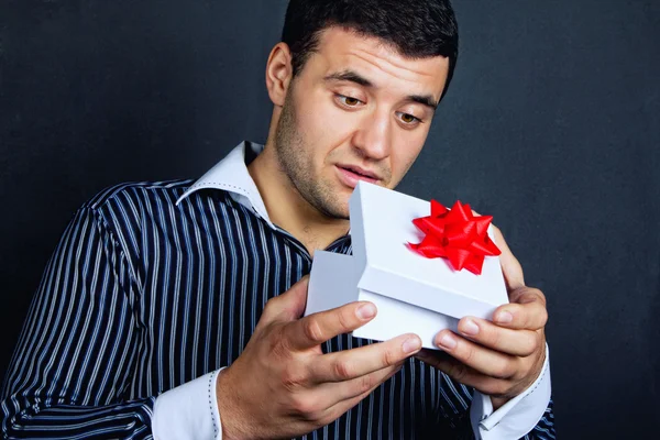 Portret van een man met huidige geschenk — Stockfoto