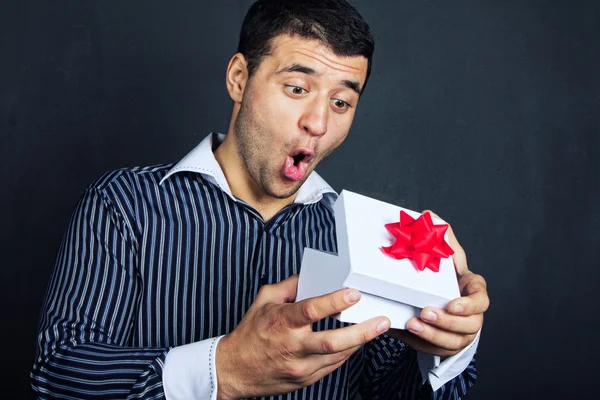 Porträt eines Männchens mit Geschenk — Stockfoto