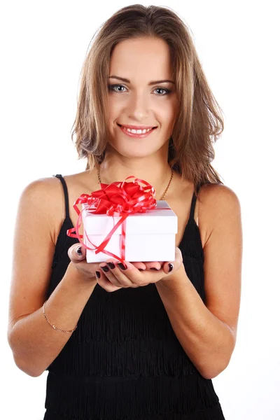 Imagem de mulher morena feliz segurando presente de Natal — Fotografia de Stock