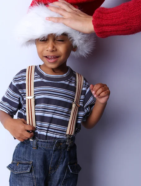 Um menino com um chapéu de Pai Natal — Fotografia de Stock