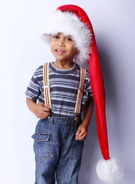 En liten pojke med en santa hatt — Stockfoto