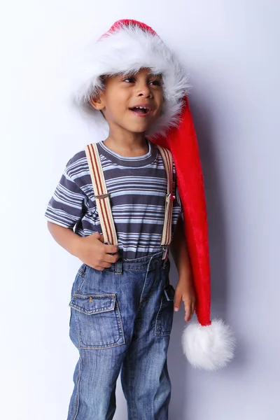 En liten pojke med en santa hatt — Stockfoto