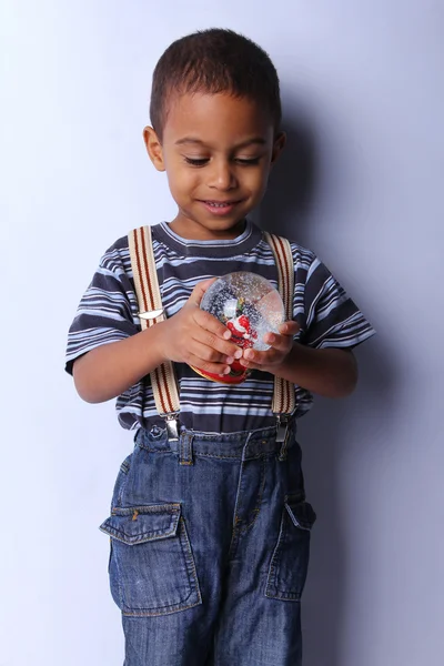 Случайный маленький афроамериканский мальчик играет — стоковое фото