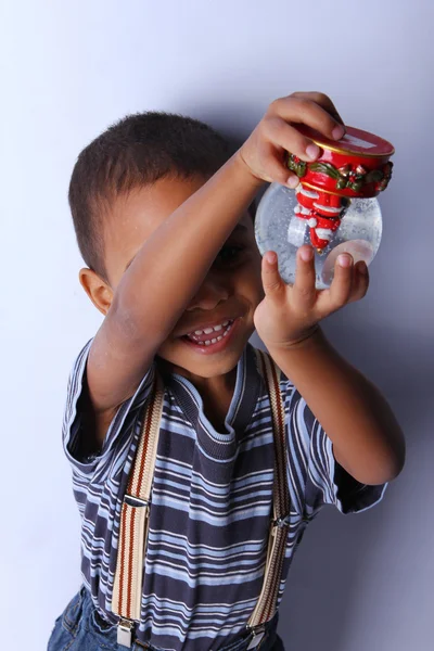 Ένα όμορφο μικρό αγόρι αφροαμερικάνων, παίζει — Φωτογραφία Αρχείου
