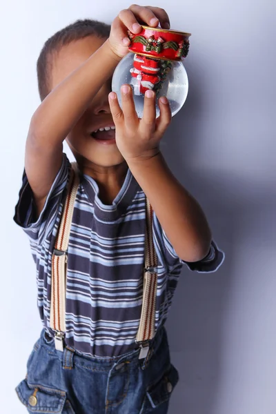 Случайный маленький афроамериканский мальчик играет — стоковое фото