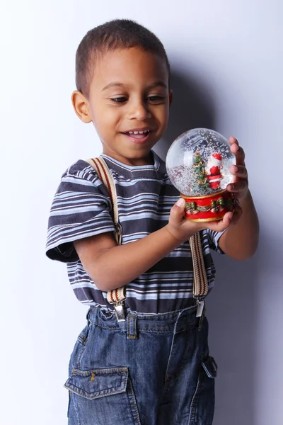 Een knappe kleine Afro-Amerikaanse jongen spelen — Stockfoto