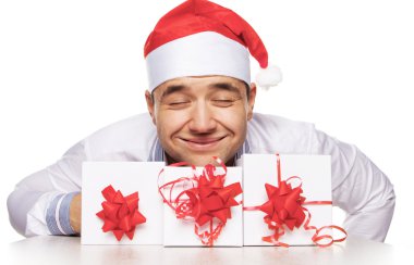 Noel hediyeleri ile genç adam