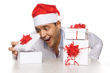 Noel hediyeleri ile genç adam