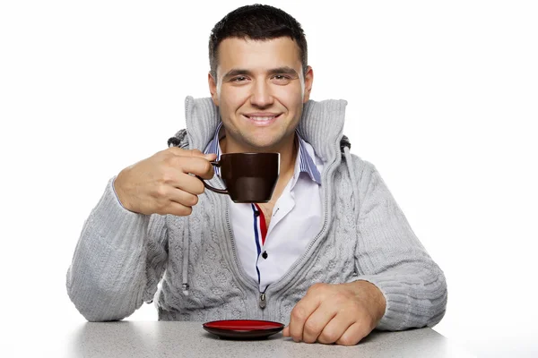 커피 한잔과 함께 매력적인 남자의 초상화 — 스톡 사진
