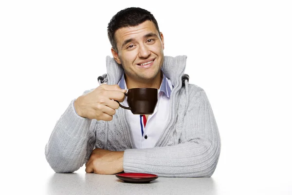 Porträt eines attraktiven Männchens mit einer Tasse Kaffee — Stockfoto