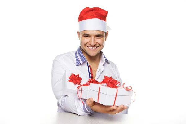Образ привлекательного мужчины с рождественскими подарками — стоковое фото