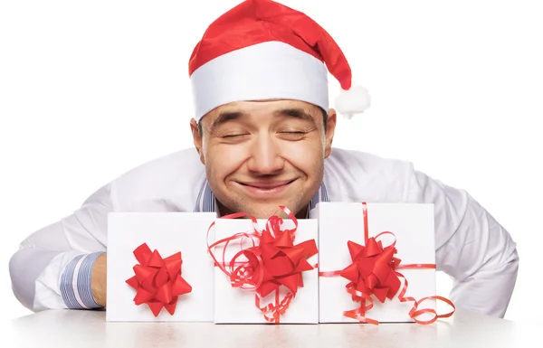 Noel hediyeleri ile genç adam — Stok fotoğraf