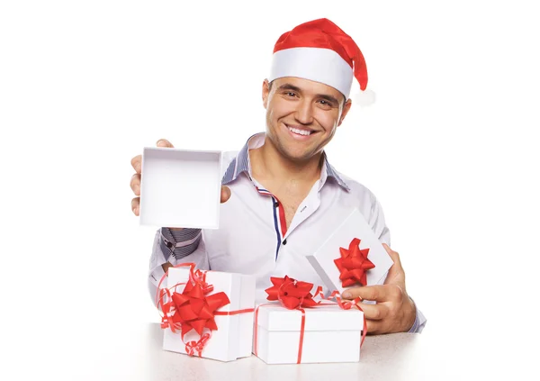 Junger Mann mit Weihnachtsgeschenken — Stockfoto