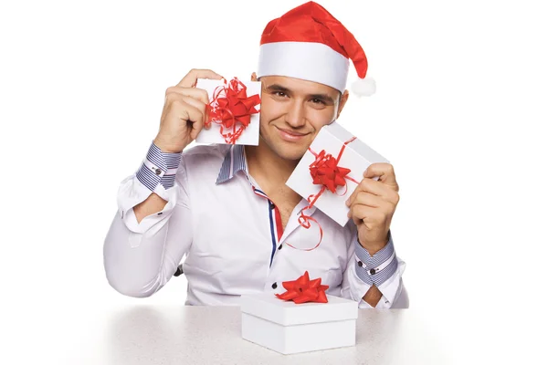 Image de heureux mâle tenant cadeaux de Noël — Photo