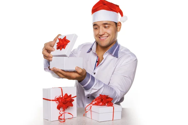 Junger Mann mit Weihnachtsgeschenken — Stockfoto