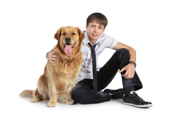 Kameraya bakarak bir delikanlı ile katta oturan bir köpek — Stok fotoğraf