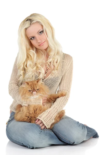 Красивая блондинка с пушистым персидским котом — стоковое фото