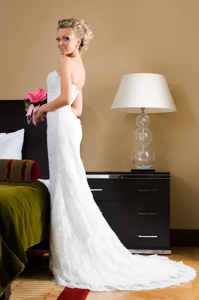 豪華なインテリアとベッドルームに美しい花嫁 — ストック写真