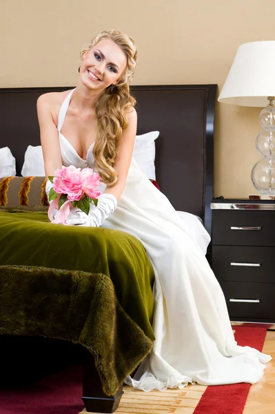 Belle mariée dans la chambre à coucher avec intérieur luxueux — Photo
