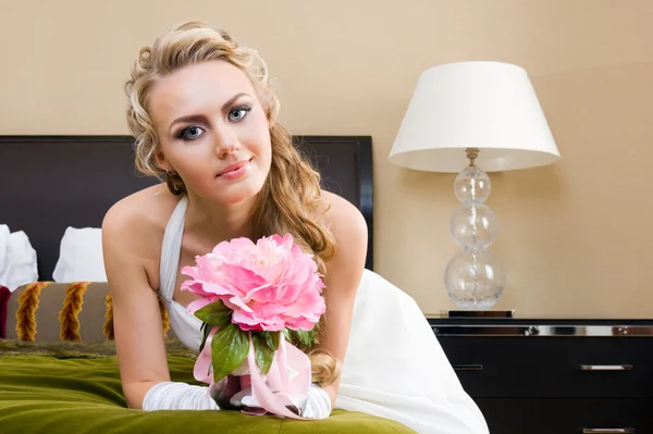 Bela noiva no quarto com interior luxuoso — Fotografia de Stock